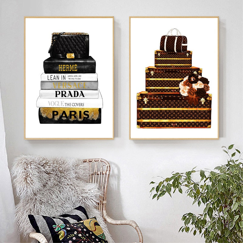 Flot og unik plakat i 2 variationer - med motiv af stablede fashion bøger eller æsker