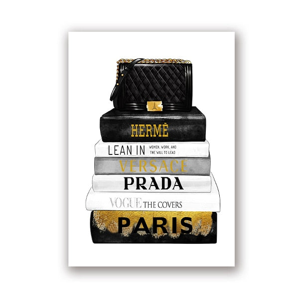 Flot og unik plakat i 2 variationer - med motiv af stablede fashion bøger eller æsker